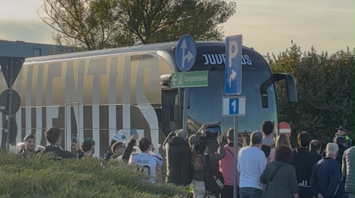 Juventus-Rennes, il pullman bianconero arriva allo Stadium: cresce l’attesa per la sfida europea