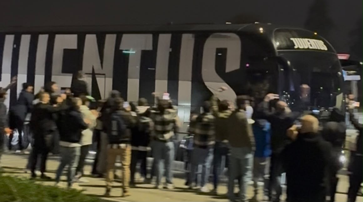 Juventus, il pullman bianconero arriva allo Stadium (VIDEO)