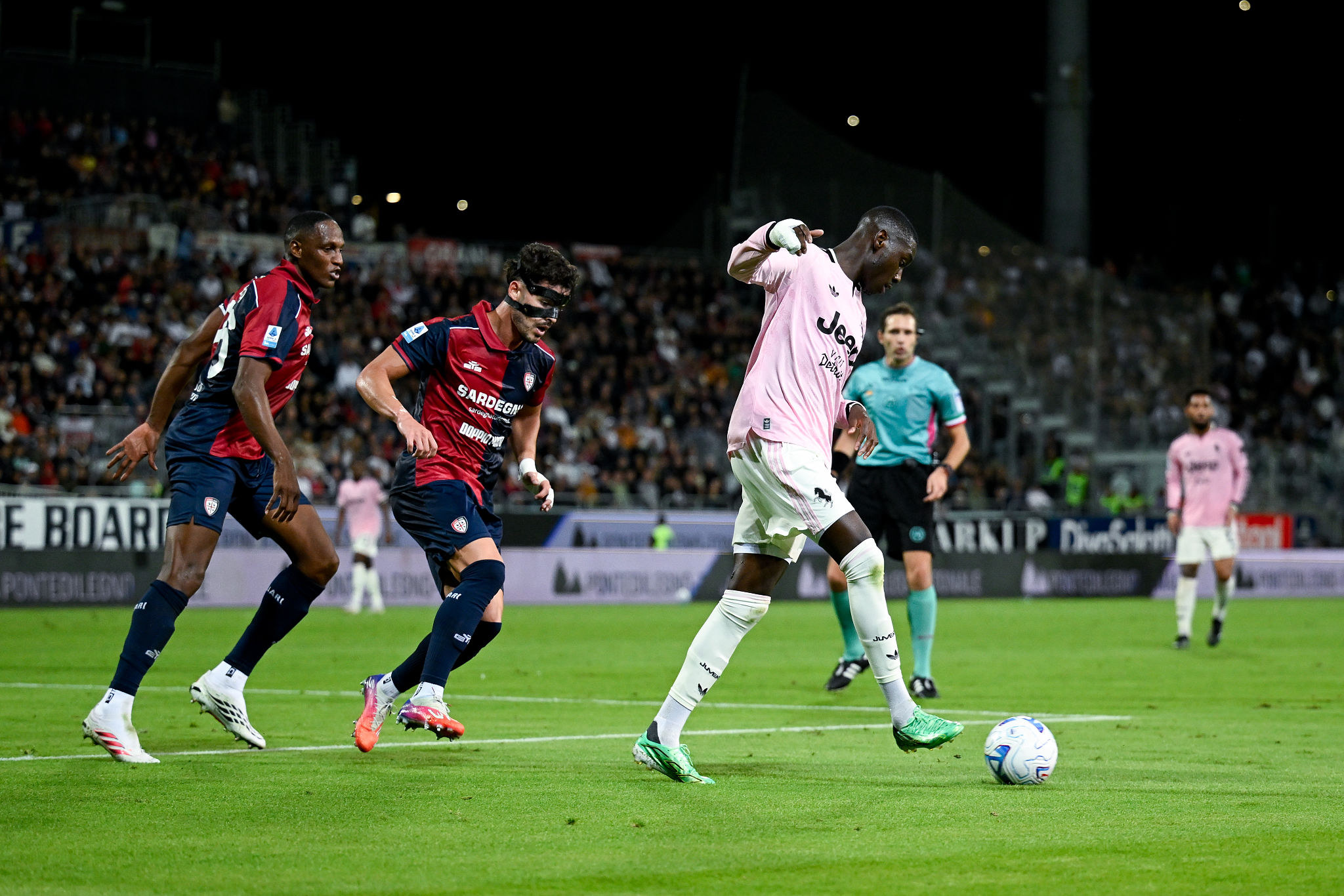 Juve, solo un pari a Cagliari: Kolo Muani segna ma la traversa nega la vittoria